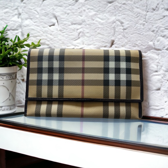 Burberry Authentic Wallet. Classic look πΈ - Picture 1 of 7